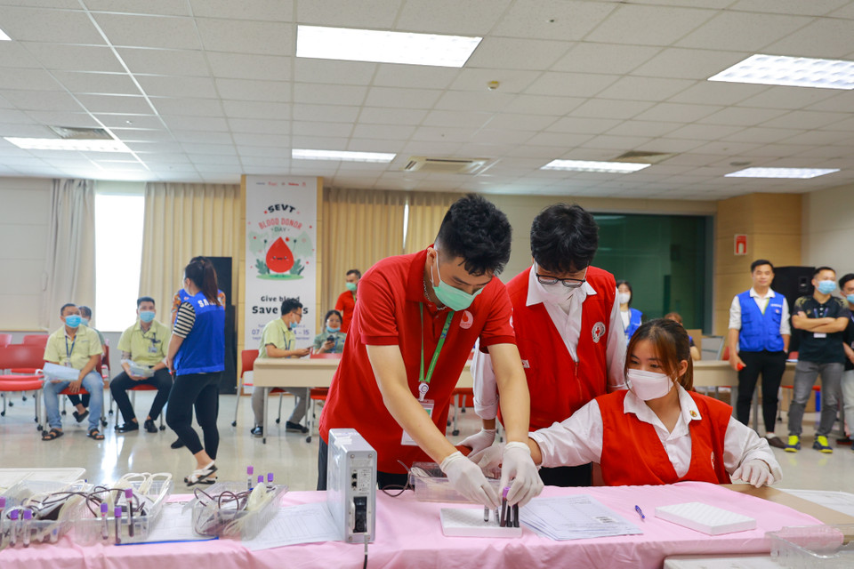 Phó Giáo sư, Tiến sỹ Nguyễn Hà Thanh - Phó Viện trưởng Viện Huyết học - Truyền máu Trung ương khẳng định: 'Gần 100 ngàn đơn vị máu được hiến tặng trong hơn một thập kỷ qua là con số vô cùng ấn tượng mà không phải cơ quan, doanh nghiệp nào cũng làm được như Samsung Việt Nam. Kết quả này có được là nhờ tinh thần trách nhiệm, bền bỉ đồng hành và tận tâm chia sẻ của các thế hệ Lãnh đạo và cán bộ, nhân viên của Samsung Việt Nam đối với cộng đồng, với người bệnh và với ngành y tế.' (Ảnh: Minh Sơn/Vietnam+)