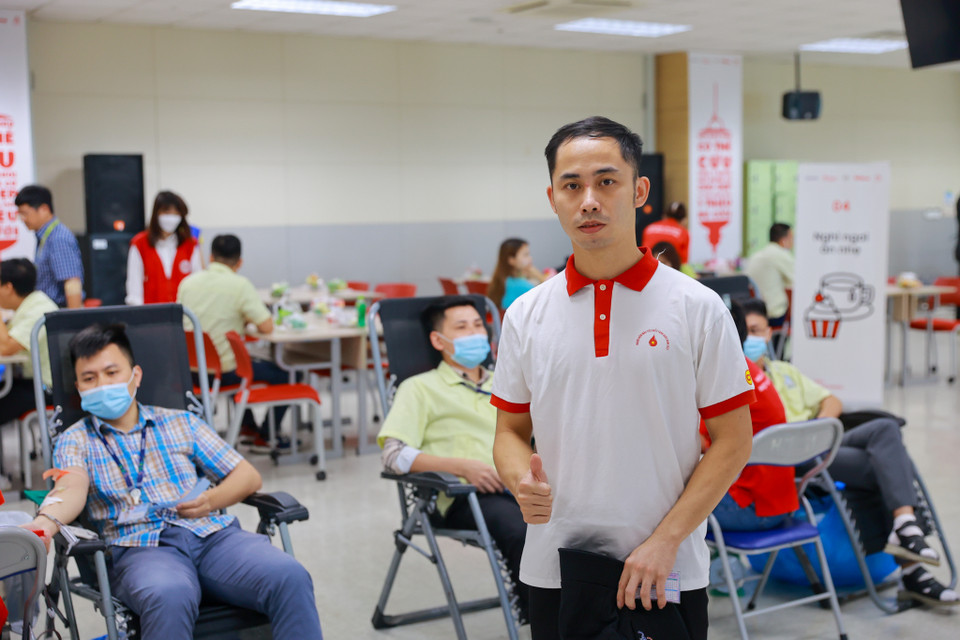 Nguyễn Duy Trường Dương, một cán bộ nhân viên tại nhà máy Samsung Thái Nguyên mặc dù mới 28 tuổi nhưng đã có 'kỷ lục' 32 lần hiến máu và tiểu cầu. Gần đây nhất, Dương hiến máu vào dịp 2/9 nên tại chương trình này, anh đóng vai trò tình nguyện viên hỗ trợ các đồng nghiệp hiến máu. (Ảnh: Minh Sơn/Vietnam+)