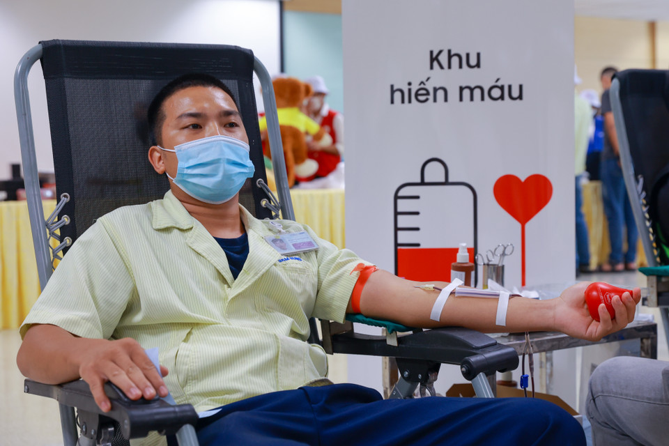 Anh Trường (nhân viên bộ phận CNC Nhà máy Samsung Thái Nguyên) cho biết đây là lần thứ 4 anh tham dự ngày hội hiến máu tình nguyện với mong muốn chia sẻ những giọt máu của mình tới mọi người. (Ảnh: Minh Sơn/Vietnam+)