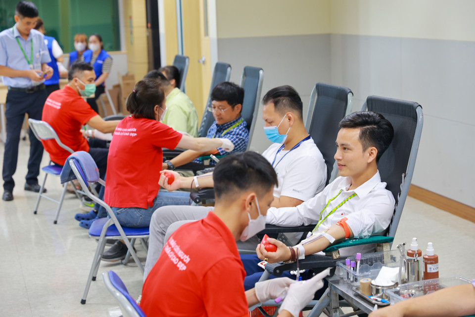 Với mục tiêu 10 ngàn đơn vị máu được hiến tặng trong năm nay, chương trình 'Chung dòng máu Việt 2022' sẽ đánh dấu việc vượt qua mốc 100 ngàn đơn vị máu được hiến tặng từ năm 2010. (Ảnh: Minh Sơn/Vietnam+)