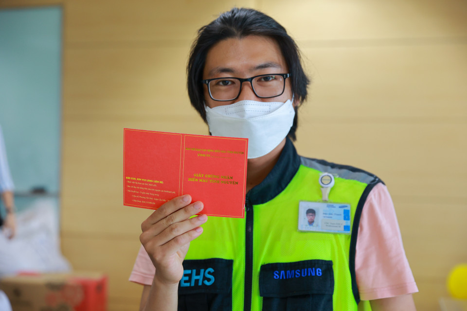 Hiến máu tình nguyện không chỉ là một chương trình trách nhiệm xã hội quan trọng của công ty, mà còn là nét đẹp đầy tự hào về truyền thống tương thân tương ái của các nhân viên Samsung. (Ảnh: Minh Sơn/Vietnam+)
