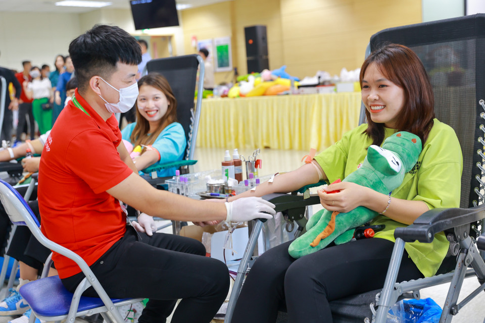 Đỗ Thị Giang (nhân viên bộ phận CNC Nhà máy Samsung Thái Nguyên) hào hứng chia sẻ: '5 năm làm việc tại đây cũng là 5 lần em tham gia hiến máu tình nguyện. Mỗi lần em hiến từ 250-350ml máu.' (Ảnh: Minh Sơn/Vietnam+)