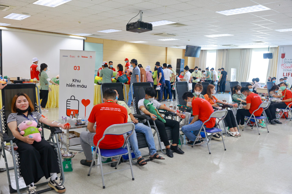 Rất nhiều cán bộ, công nhân viên tại nhà máy Samsung Thái Nguyên đã có mặt từ sớm để tham gia chương trình hiến máu. (Ảnh: Minh Sơn/Vietnam+)