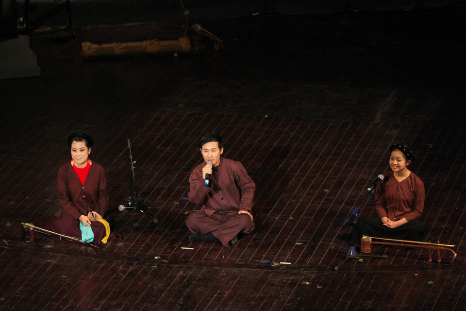 Nghệ sĩ Quang Long và Mai Tuyết Hoa nhẹ nhàng, da diết trong một bài xẩm. (Ảnh: Minh Sơn-Hoàng Long/Vietnam+)