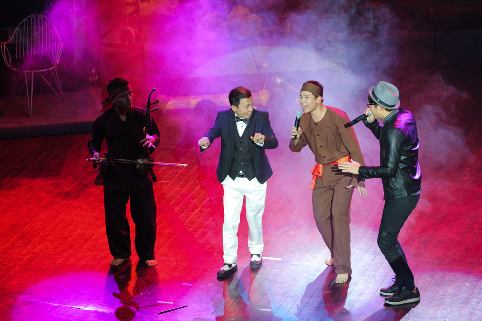 Các nghệ sĩ hát xẩm đã kết hợp với beatboxer Minh Kiến cùng vũ công hiphop MK tạo nên một bài hát ‘Dứa dại không gai’ đầy lạ lẫm và thú vị. Dù được khán giả nhiệt tình đón nhận nhưng phần xẩm đương đại kết hợp với loại hình nghệ thuật trẻ này cũng khiến ekip thực hiện lo lắng, nhất là trong chương trình đậm chất dân gian như thế này. (Ảnh: Minh Sơn-Hoàng Long/Vietnam+)