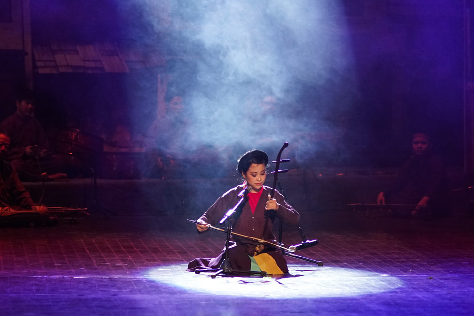 Nghệ sĩ Mai Tuyết Hoa thể hiện một chùm bài trên điệu Xẩm tàu điện và Xẩm Chợ như: Ngâm thơ đan áo, Viếng mộ Bạch Cư Dị, Tâm Bút. (Ảnh: Minh Sơn-Hoàng Long/Vietnam+)