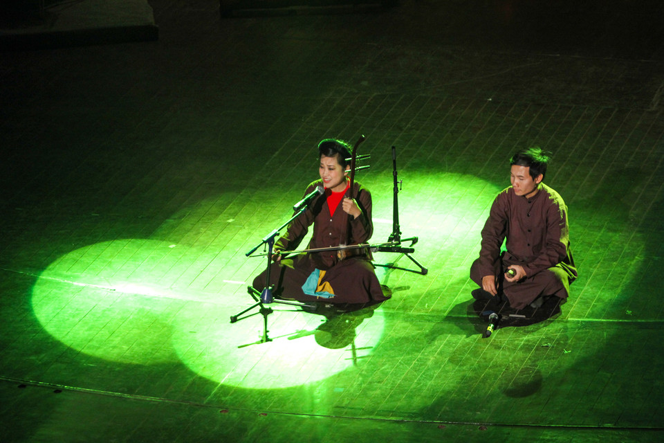 Nghệ sĩ Quang Long và Mai Tuyết Hoa nhẹ nhàng, da diết trong một bài xẩm. (Ảnh: Minh Sơn-Hoàng Long/Vietnam+)