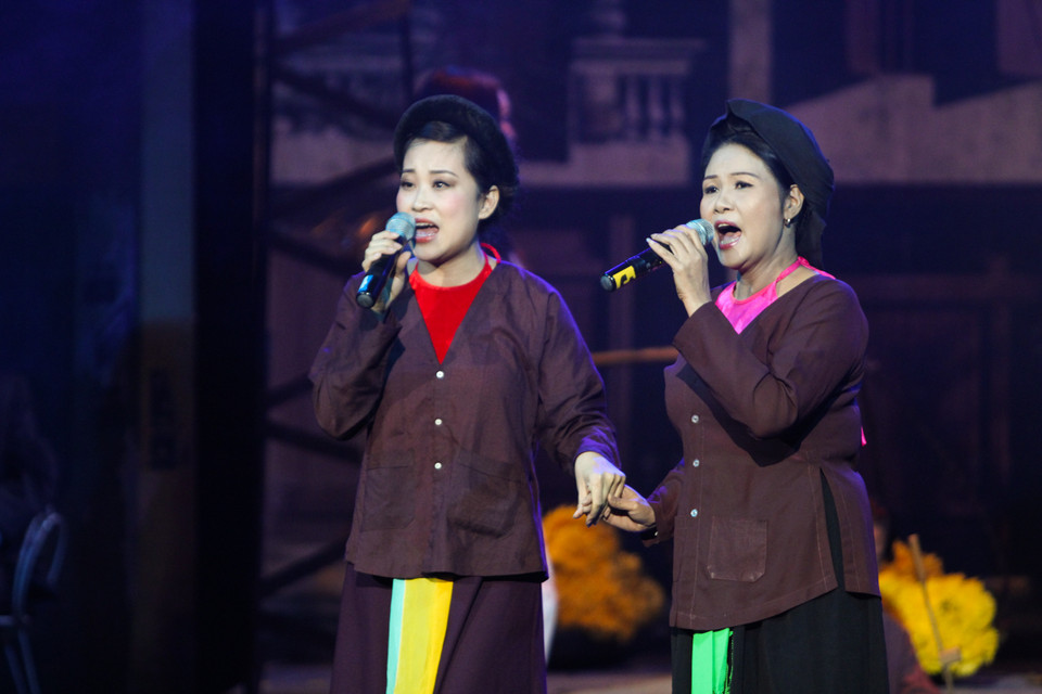 Nghệ sĩ Ưu tú Thanh Ngoan và Mai Tuyết Hoa đã cuốn hút khán thính giả Thủ đô ngay từ những phút đầu tiên với bài ‘Lỡ bước sang ngang’. (Ảnh: Minh Sơn-Hoàng Long/Vietnam+)