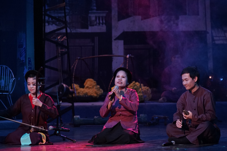 Con gái nghệ nhân Hà Thị Cầu, cô Nguyễn Thị Mận sâu lắng với bài xẩm nổi tiếng của nghệ nhân Hà Thị Cầu: 'Ơn Đảng trọn đời'. (Ảnh: Minh Sơn-Hoàng Long/Vietnam+)