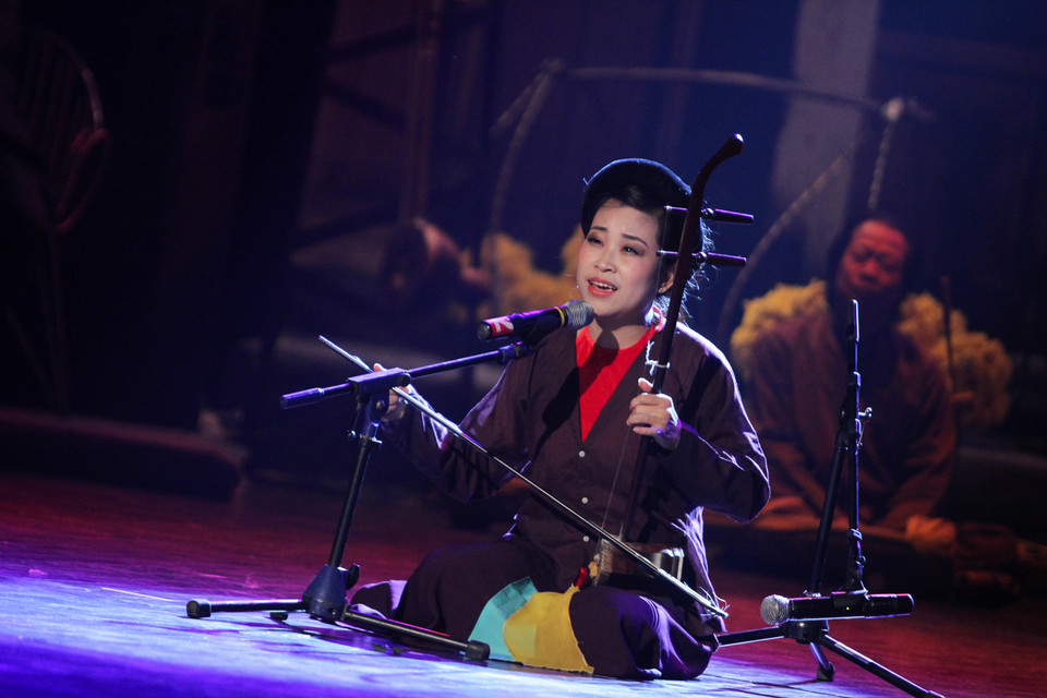 ‘Xẩm và đời’ là đêm nhạc được tổ chức với mục đích tôn vinh các giá trị nghệ thuật của xẩm và khẳng định lại vị trí của loại hình âm nhạc này trong dòng chảy âm nhạc dân gian Việt Nam. (Ảnh: Minh Sơn-Hoàng Long/Vietnam+)