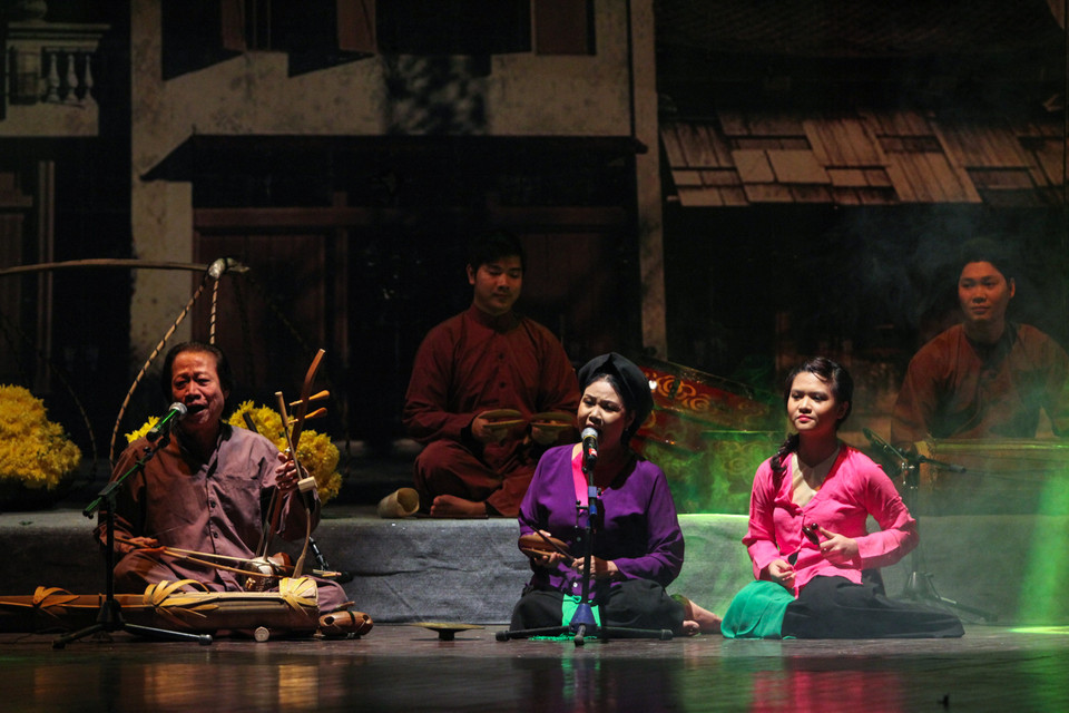 Bài xẩm Phồn huê ‘Sướng khổ vì chồng’ do các nghệ sĩ Xuân Hoạch và Thanh Ngoan cùng kết hợp. (Ảnh: Minh Sơn-Hoàng Long/Vietnam+)