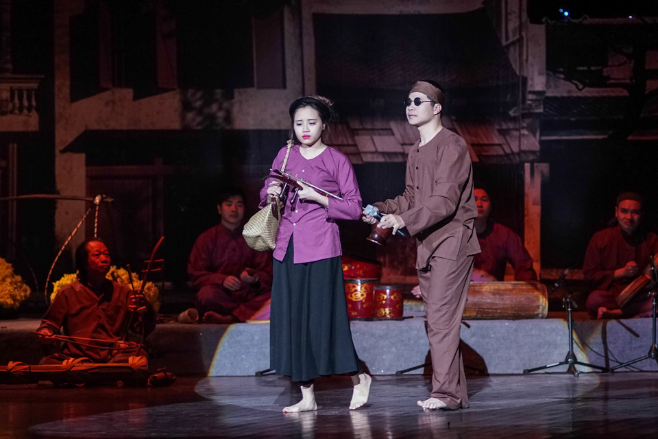 Đêm nhạc gồm 19 bài xẩm nổi tiếng được chia làm ba phần chính: xẩm xưa, xẩm đương đại và xẩm thử nghiệm kết hợp âm nhạc hiện đại. (Ảnh: Minh Sơn-Hoàng Long/Vietnam+)