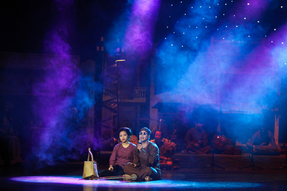 Nghệ sĩ Khương Cường với bài xẩm phồn huê ‘Cái trống cơm’. (Ảnh: Minh Sơn-Hoàng Long/Vietnam+)