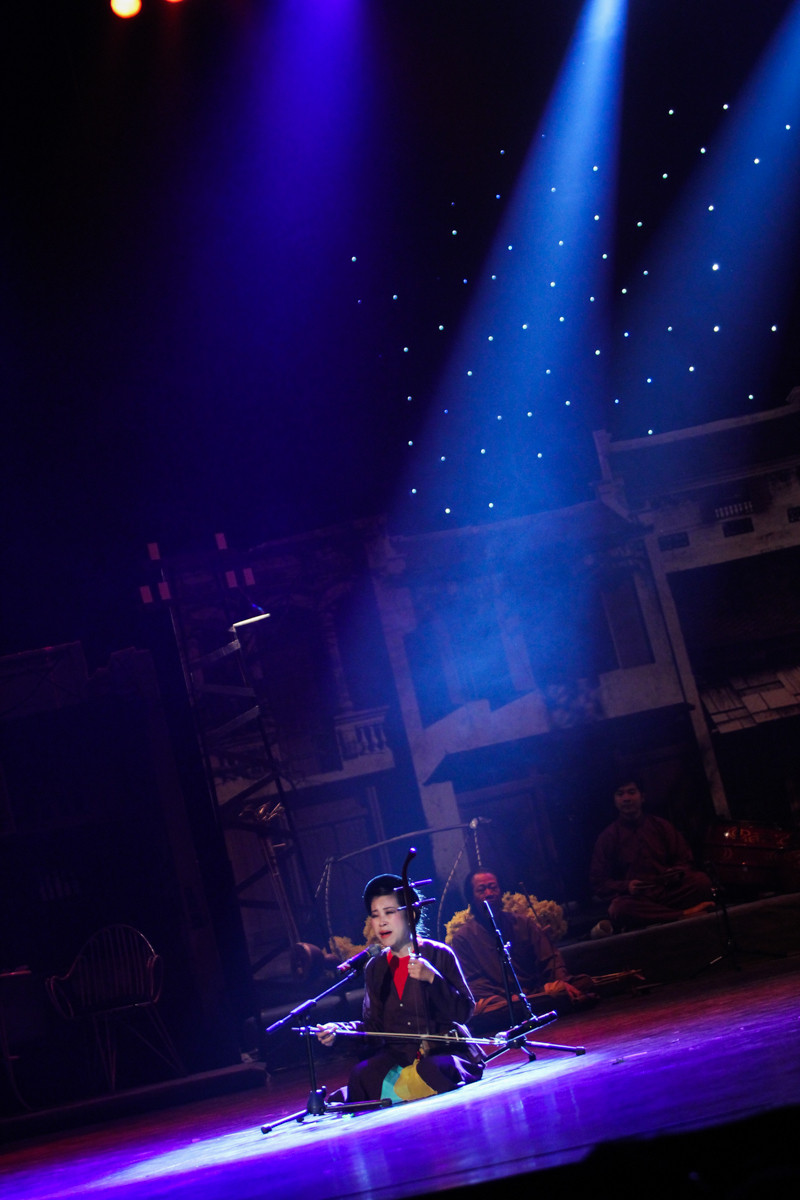 Nghệ sĩ Mai Tuyết Hoa thể hiện một chùm bài trên điệu Xẩm tàu điện và Xẩm Chợ như: Ngâm thơ đan áo, Viếng mộ Bạch Cư Dị, Tâm Bút. (Ảnh: Minh Sơn-Hoàng Long/Vietnam+)