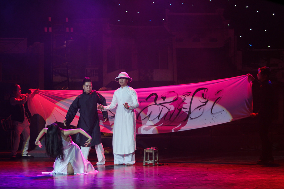 Ca sĩ Hà Linh phiêu cùng bài xẩm ‘Anh Khóa-Hồi sinh’ đã thổi một làn gió mới cho xẩm đương đại. Nhà thơ Vũ Quần Phương đã chia sẻ: 'Hát xẩm kết hợp với âm nhạc hiện đại như hiphop, múa là những thể nghiệm khá táo bạo, có như thế hát xẩm mới tiếp cận với công chúng dễ dàng, mới phát triển được'. (Ảnh: Minh Sơn-Hoàng Long/Vietnam+)