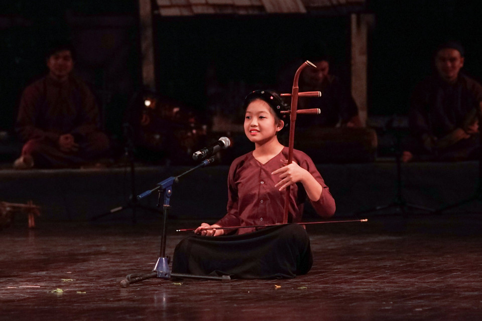 Đặc biệt cô con gái mới 16 tuổi của nghệ sĩ Quang Long dù mới học hát xẩm được 2 tháng nhưng cũng đã chinh phục các khán giả khó tính nhất. (Ảnh: Minh Sơn-Hoàng Long/Vietnam+)