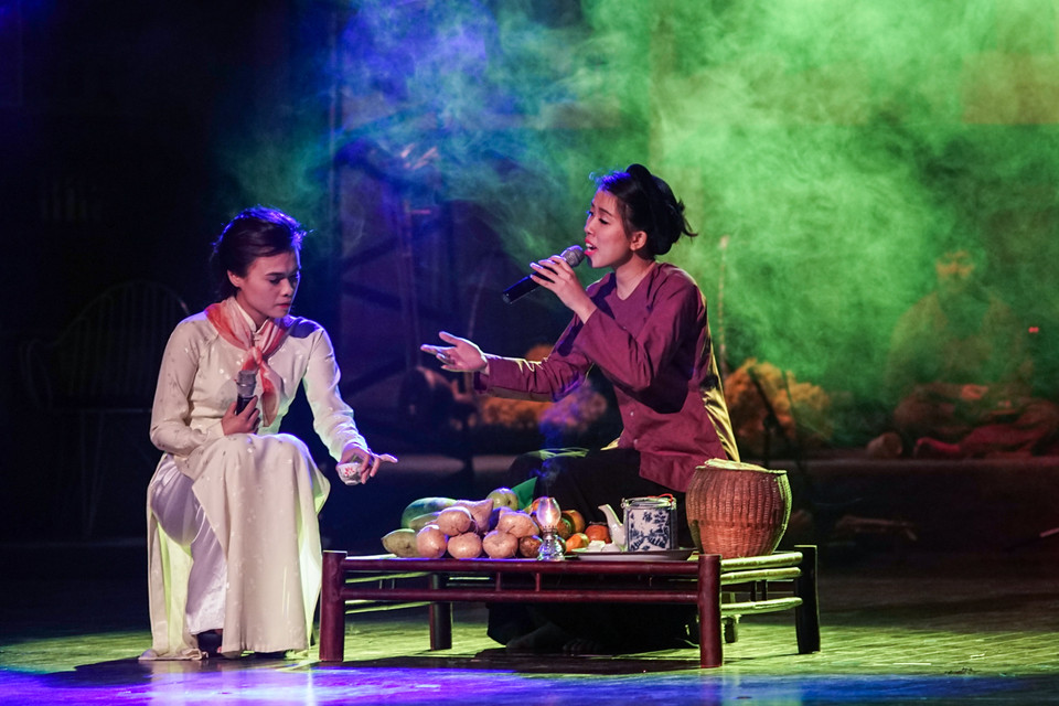 ‘Cô hàng nước’ tái hiện một không gian Hà Nội đậm chất trữ tình những năm 60 với những góc phố cổ kính, tiếng tàu điện leng keng. (Ảnh: Minh Sơn-Hoàng Long/Vietnam+)