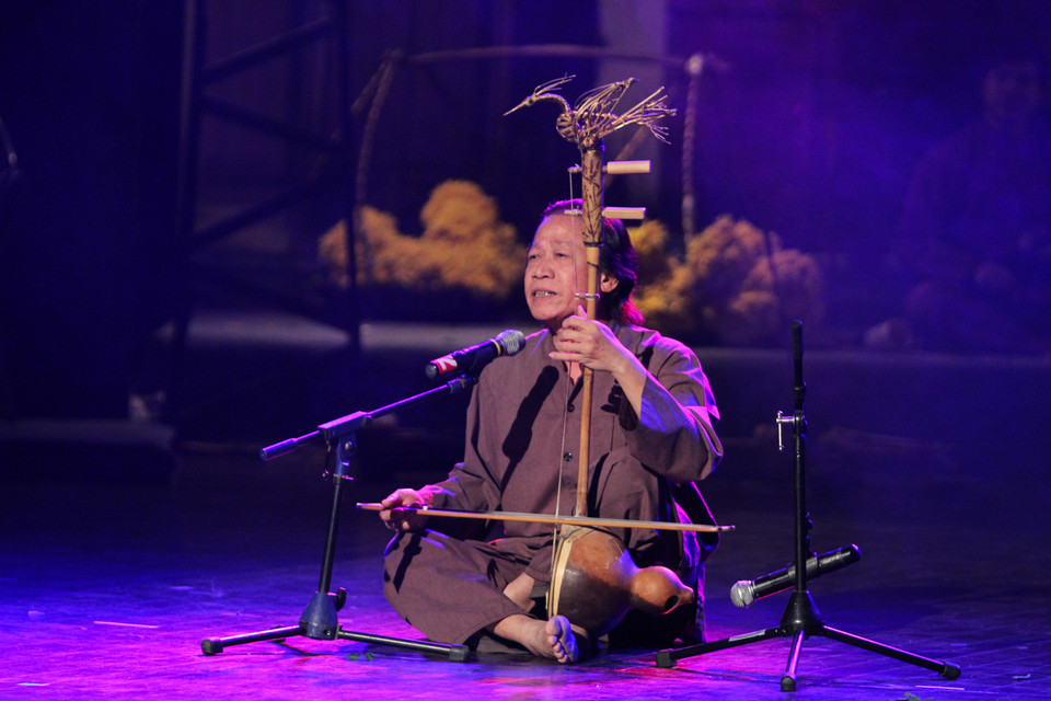 Nghệ sĩ Nhân dân Xuân Hoạch phiêu cùng bài ‘Anh Xẩm’. (Ảnh: Minh Sơn-Hoàng Long/Vietnam+)