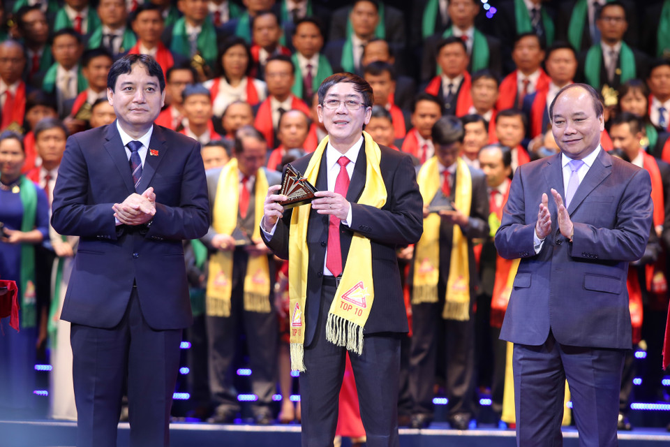 Ông Phan Văn Kiệt, Phó Giám đốc công ty may Việt Tiến lên nhận giải. (Ảnh: Minh Sơn/Vietnam+)