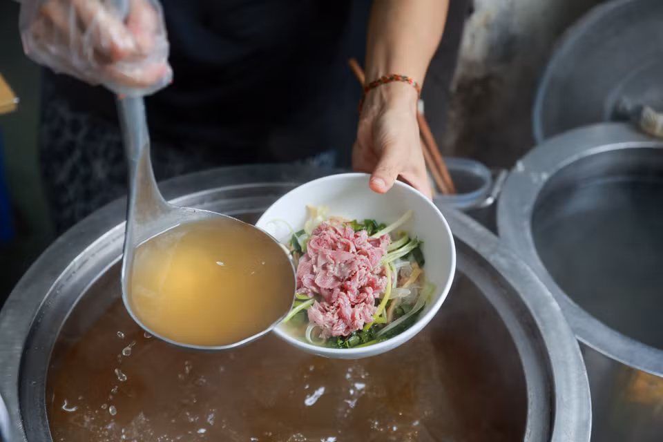 Những bát phở "treo" to hơn so với bát phở bình thường tại quán. Chị Lệ giải thích chiếc bát to hơn sẽ được cho nhiều phở và thịt hơn cho người lao động. (Ảnh: Minh Sơn/Vietnam+)