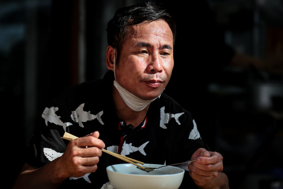 Anh Lương Văn Tôn, một lao động đánh giày đường phố, cho biết hàng ngày đi qua đây nên biết được quán có chương trình từ thiện phở nên đã đến ăn. Anh Tôn chia sẻ: "Tôi rất cảm động vì lâu lắm rồi mới được ăn phở, phở ở đây ăn rất ngon." (Ảnh: Minh Sơn/Vietnam+)