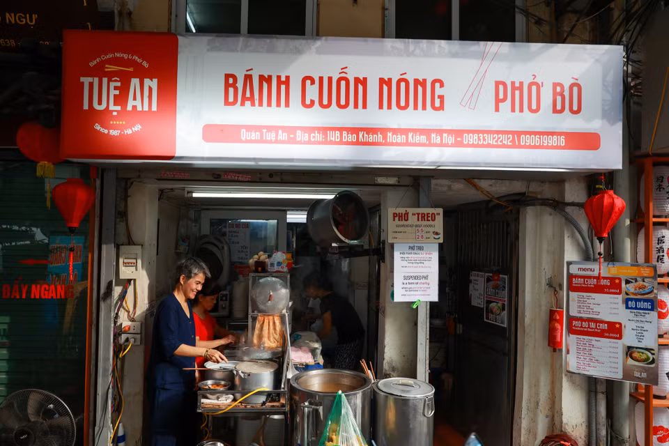 Chị Lệ cho biết tình cờ xem một chương trình của Ý về càphê "treo", táo "treo," ﻿và gần đây nhất là mô hình cơm "treo" thiện nguyện tại Thành phố Hồ Chí Minh. Thấy chương trình ý nghĩa, chị bàn với chồng và được cả gia đình đồng ý triển khai. (Ảnh: Minh Sơn/Vietnam+)