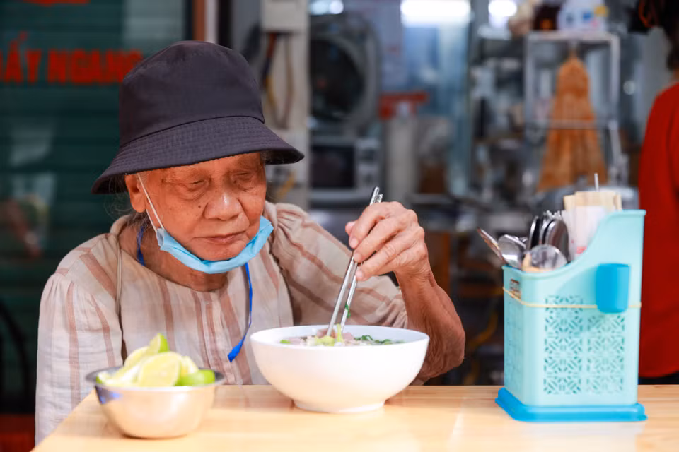 Bên cạnh hoạt động phở “treo," hơn 13 năm nay gia đình chị Lệ vẫn đều đặn tổ chức các hoạt động phát cơm, phát cháo từ thiện tại các bệnh viện của Hà Nội. (Ảnh: Minh Sơn/Vietnam+)