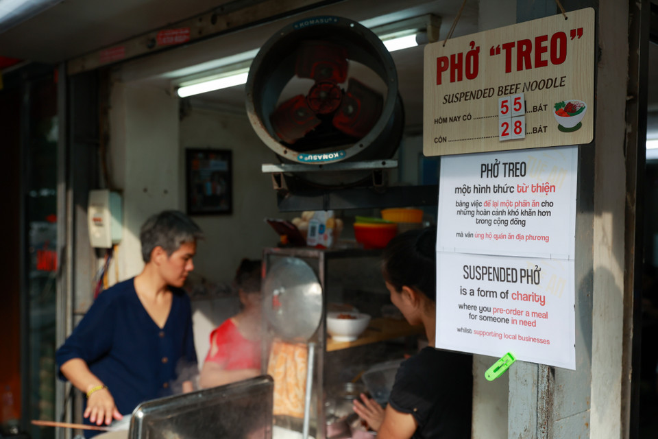Đến đầu tháng 7/2024 chị Lệ chính thức tổ chức hoạt động phở “treo." Theo đó, quán ăn tự treo 30 bát phở mỗi ngày. Những khách hàng muốn làm từ thiện thì có thể đóng góp bắt đầu từ số 31. Các suất “treo” còn lại của ngày hôm trước chưa được dùng sẽ được quán cộng dồn sang ngày hôm sau. (Ảnh: Minh Sơn/Vietnam+)