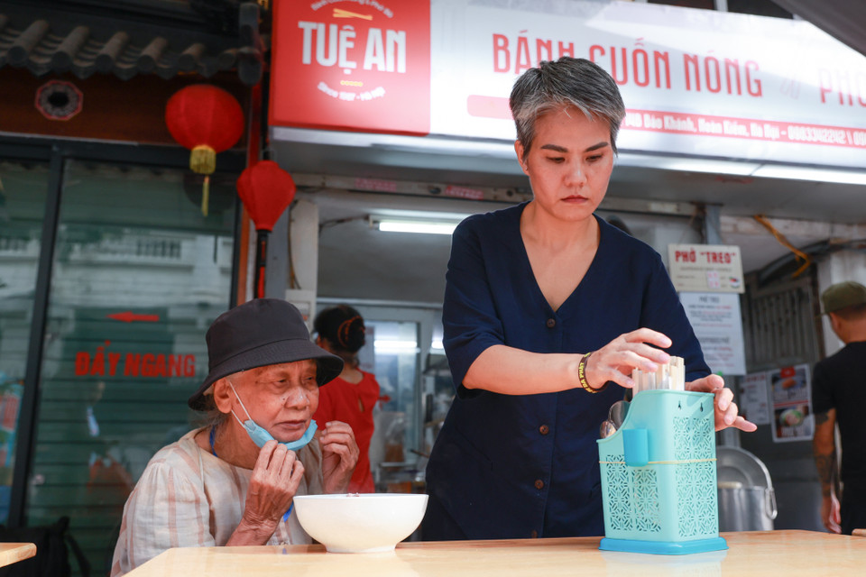 Những người tìm đến quán là những người lao động nghèo, người già, người khuyết tật, trẻ nhỏ… mỗi người một hoàn cảnh, khó khăn riêng. (Ảnh: Minh Sơn/Vietnam+)