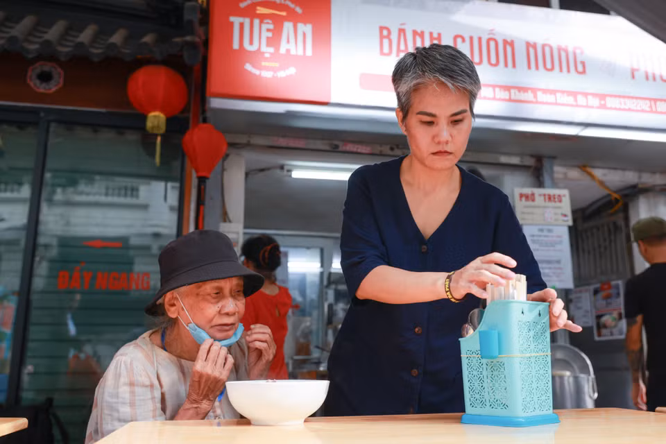 Những người tìm đến quán là những người lao động nghèo, người già, người khuyết tật, trẻ nhỏ… mỗi người một hoàn cảnh, khó khăn riêng. (Ảnh: Minh Sơn/Vietnam+)