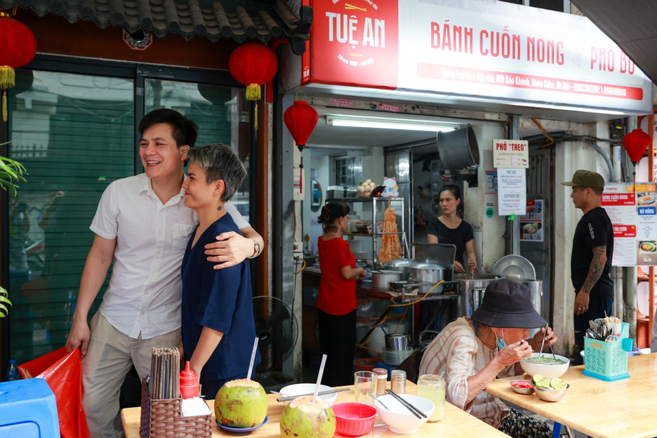 Chị Lệ bày tỏ việc làm thiện nguyện đó là “trao đi sự tử tế để nhận lại cuộc đời hạnh phúc." Bà chủ quán phở giữa trung tâm Thủ đô cũng mong muốn hành động nhỏ của mình sẽ lan tỏa ý nghĩa lớn, truyền cảm hứng tới nhiều cơ sở kinh doanh khác tại Hà Nội. (Ảnh: Minh Sơn/Vietnam+)