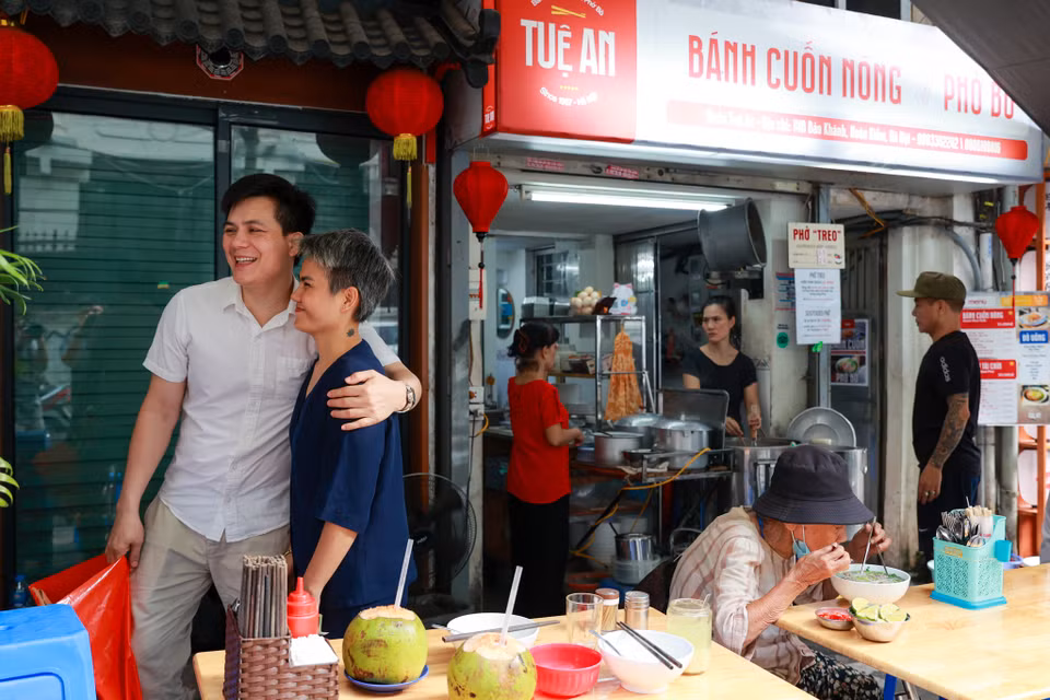 Chị Lệ bày tỏ việc làm thiện nguyện đó là “trao đi sự tử tế để nhận lại cuộc đời hạnh phúc." Bà chủ quán phở giữa trung tâm Thủ đô cũng mong muốn hành động nhỏ của mình sẽ lan tỏa ý nghĩa lớn, truyền cảm hứng tới nhiều cơ sở kinh doanh khác tại Hà Nội. (Ảnh: Minh Sơn/Vietnam+)