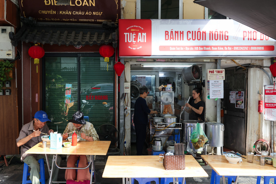Cửa hàng bắt đầu đông khách từ sáng đến trưa. Khách ngồi thưởng thức có nhiều người cao tuổi, công nhân và người lao động phổ thông. (Ảnh: Minh Sơn/Vietnam+)
