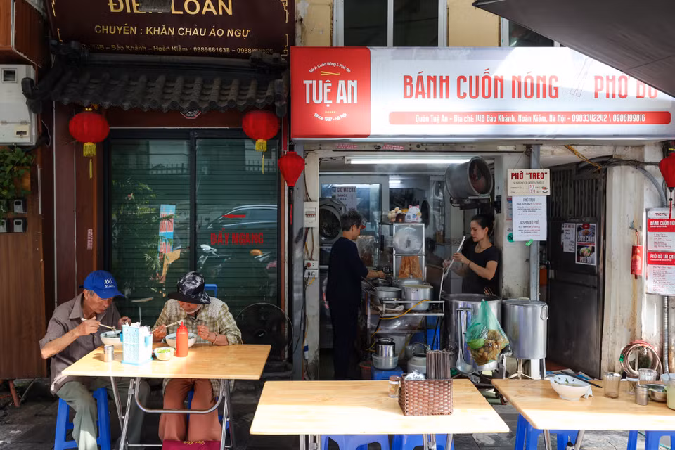 Cửa hàng bắt đầu đông khách từ sáng đến trưa. Khách ngồi thưởng thức có nhiều người cao tuổi, công nhân và người lao động phổ thông. (Ảnh: Minh Sơn/Vietnam+)