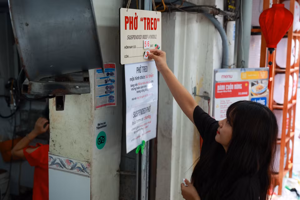 Chị Mirae đến từ Hàn Quốc hào hứng đóng góp 1 bát phở cho cửa hàng. Chị Mirae cho biết nhờ đọc được thông tin về quán phở nên đã rủ bạn mình đến đây thưởng thức và đóng góp một chút ít cho người có hoàn cảnh khó khăn. (Ảnh: Minh Sơn/Vietnam+)