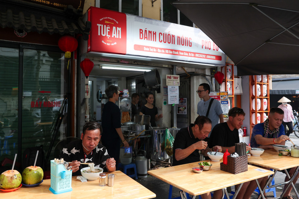 Thời gian gần đây, một hàng ăn trên phố Báo Khánh (quận Hoàn Kiếm, Hà Nội) thu hút sự chú ý của người dân và du khách bởi tấm biển đề dòng chữ phở "treo" ngay trước cửa. (Ảnh: Minh Sơn/Vietnam+)