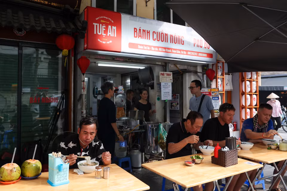 Thời gian gần đây, một hàng ăn trên phố Báo Khánh (quận Hoàn Kiếm, Hà Nội) thu hút sự chú ý của người dân và du khách bởi tấm biển đề dòng chữ phở "treo" ngay trước cửa. (Ảnh: Minh Sơn/Vietnam+)