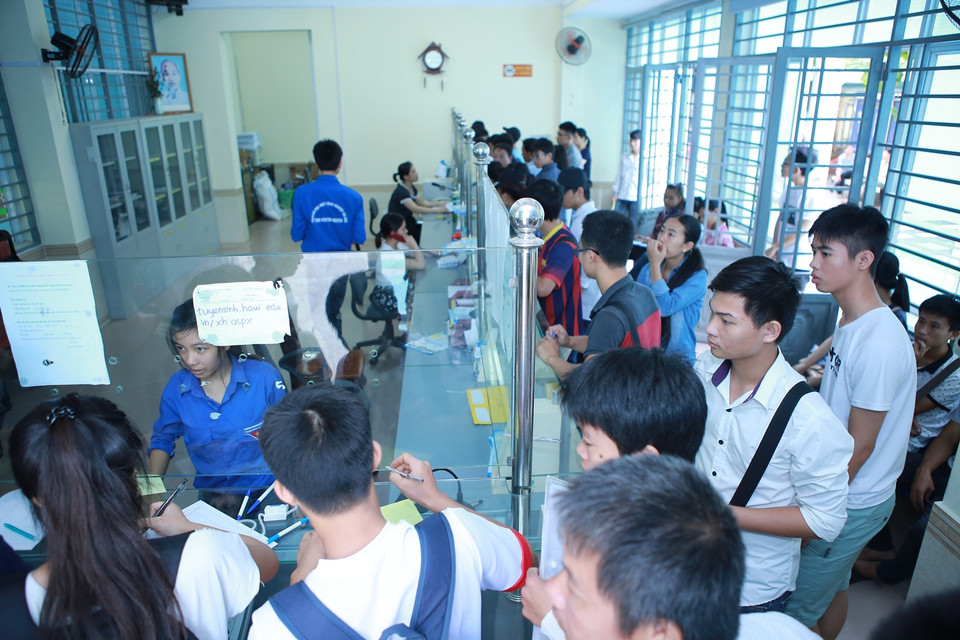 Dự kiến ngày cuối cùng, thí sinh được đăng ký xét tuyển nguyện vọng một, sự dịch chuyển của các thí sinh sẽ có sự biến động nhiều. Theo lãnh đạo các trường, điểm chuẩn dự kiến sẽ tiếp tục tăng lên ở mức từ 0,25 đến một điểm tùy ngành. (Ảnh: PV/Vietnam+)