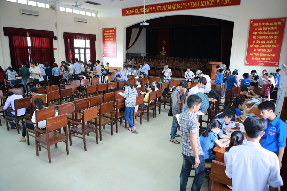 Tại điểm trường đại học Công nghiệp, không xảy ra tình trạng thí sinh ùn ùn kéo đến nộp và rút hồ sơ như mọi ngày. (Ảnh: PV/Vietnam+)