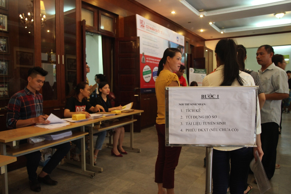 Khu vực trả hồ sơ cho thí sinh được bố trí ở hội trường lớn có sức chứa cả nghìn người. (Ảnh: PV/Vietnam+)