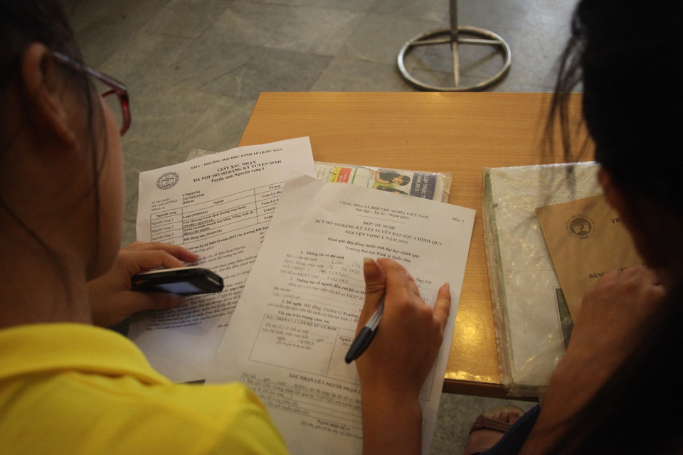 Các thí sinh sẽ điền vào một biểu mẫu được phát sẵn. (Ảnh: PV/Vietnam+)