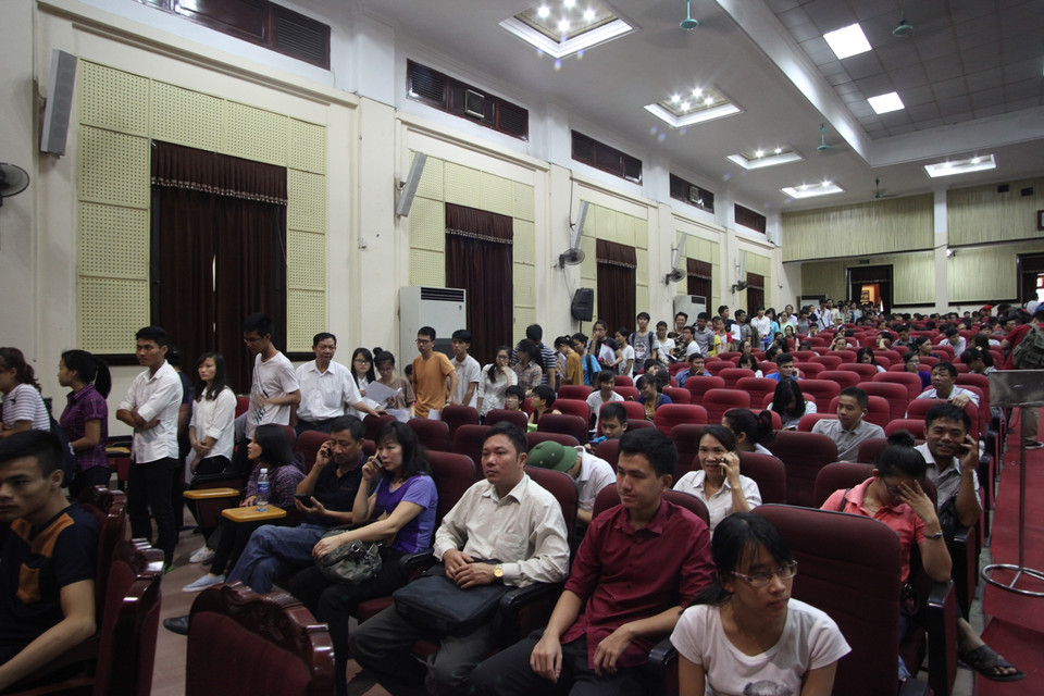 Để có thể trả hồ sơ cho thí sinh một cách nhanh nhất, trường mang tất cả hồ sơ của thí sinh lên khu vực sân khấu phía trên của hội trường. (Ảnh: PV/Vietnam+)