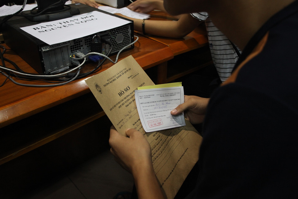 Mỗi thí sinh được phát một số thứ tự để được gọi lên làm thủ tục. (Ảnh: PV/Vietnam+)
