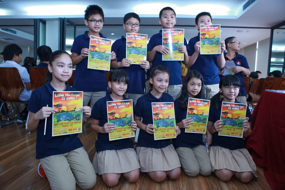 Mỗi tờ áp phích mang một thông điệp ngắn gọn nhưng rất ý nghĩa cho không chỉ các bạn học sinh mà còn cho toàn thể người dân. (Ảnh: Minh Sơn/Vietnam+)