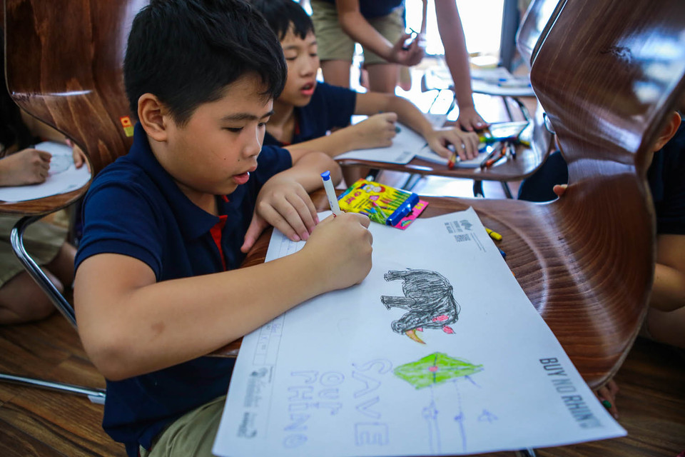 Hoạt động vẽ tranh tô màu cho chú tê giác cũng thu hút rất đông các học sinh. (Ảnh: Minh Sơn/Vietnam+)