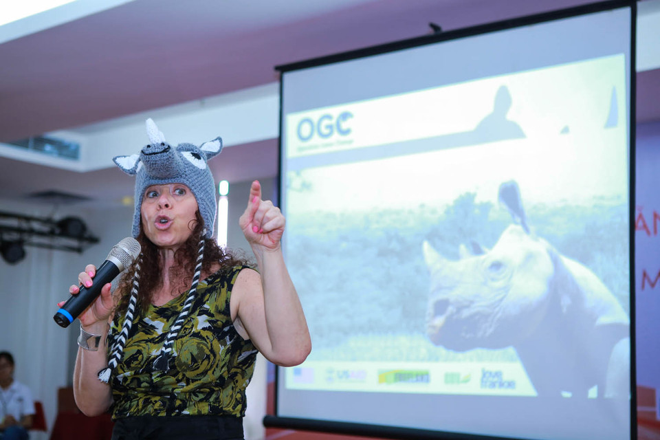 Cô Lisa, phụ trách bộ phận báo chí Đại sứ quán Hoa Kỳ đã khiến các bạn học sinh ồ lên thích thú khi đội lên đầu chiếc mũ tê giác rất dễ thương. (Ảnh: Minh Sơn/Vietnam+)