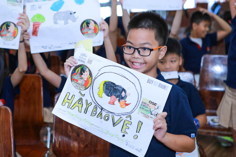 Bạn Phạm Quang Minh, lớp 6 trường Marie Curie khoe bức tranh đầy màu sắc vừa hoàn thiện. (Ảnh: Minh Sơn/Vietnam+)