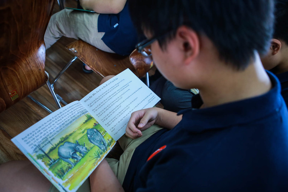 Cuốn sách ‘Cuộc phiêu lưu cả chú tê giác Bongi’ khiên các bạn học sinh không thể rời mắt. (Ảnh: Minh Sơn/Vietnam+)