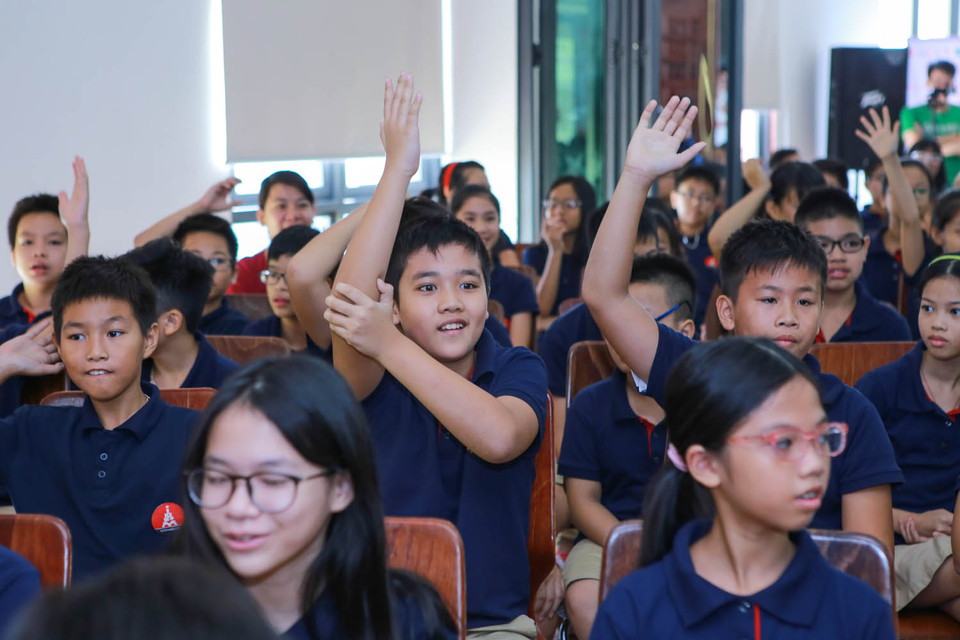 Các học sinh hào hứng giơ tay giải câu đố về cá thể tê giác cuối cùng còn tồn tại ở Việt Nam đến năm nào. (Ảnh: Minh Sơn/Vietnam+)