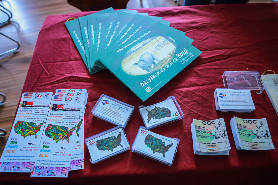 Tờ rơi mang đến những thông điệp ý nghĩa, giúp mọi người hiểu rõ hơn và bảo vệ loài tê giác, một loài động vật hoang dã đang bên bờ vực tuyệt chủng. (Ảnh: Minh Sơn/Vietnam+)